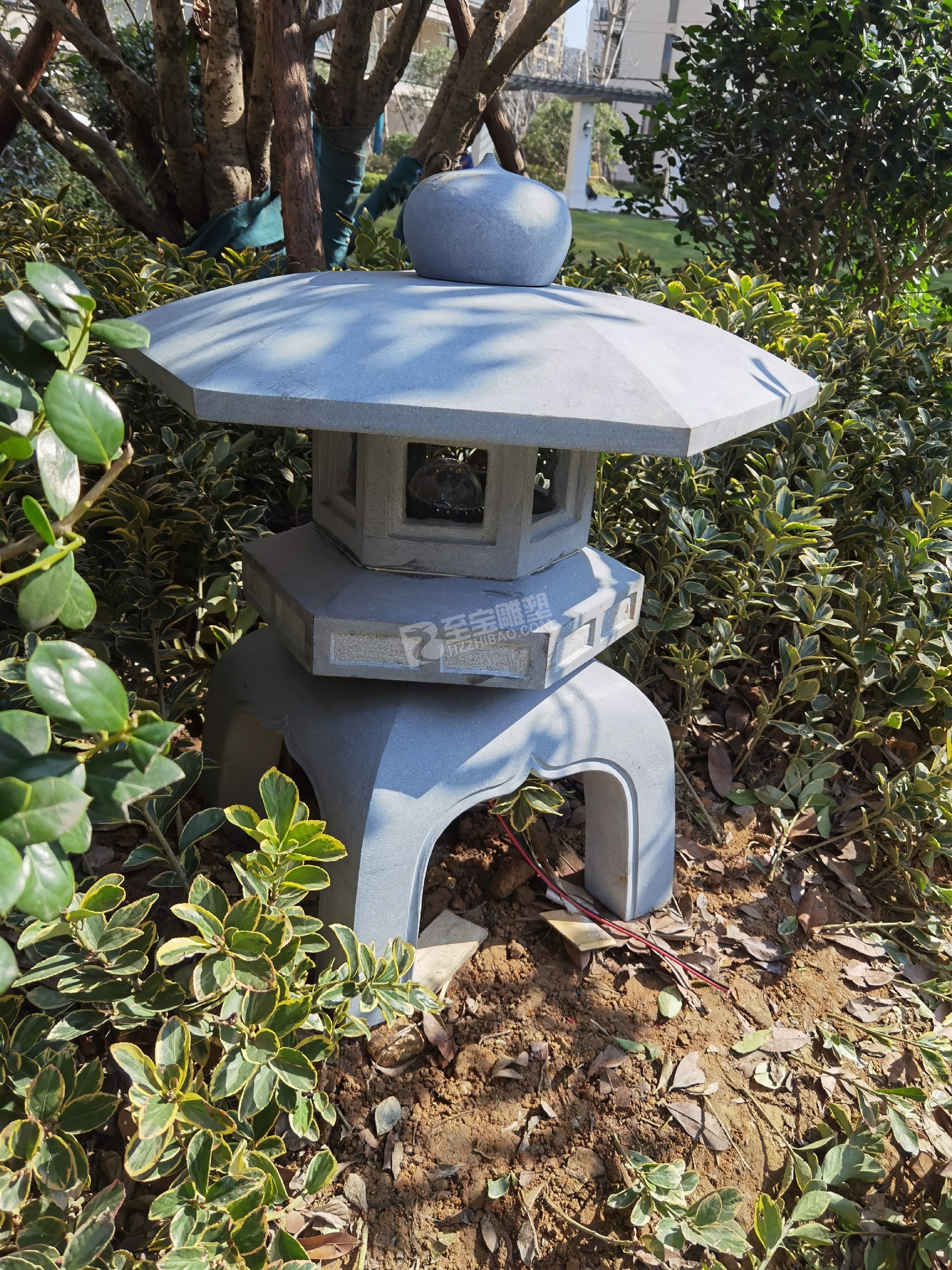 榮安臺州金成華府烤漆玻璃鋼鹿群、花缽雕塑項(xiàng)目